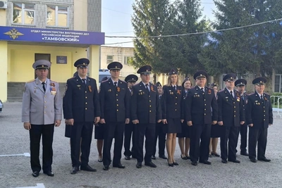 Сотрудники ОМВД «Тамбовский» возложили цветы в День Победы