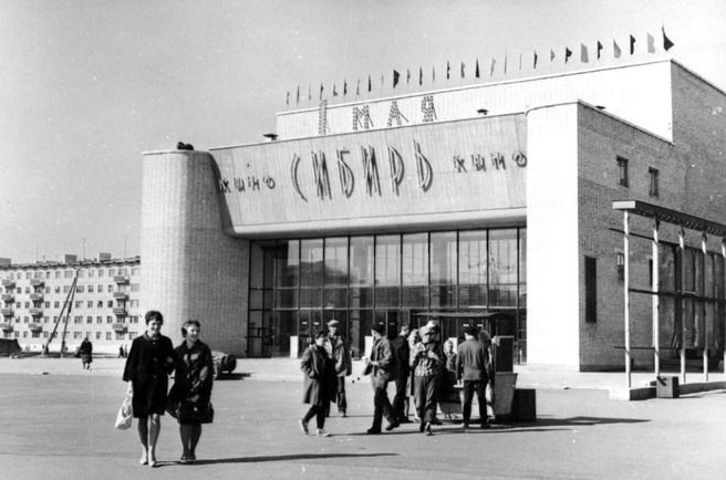 Бывший кинотеатр «Сибирь» сменил вывеску, но уже много лет не работает. Горожане ждут, когда в нем откроют хоть что-нибудь | Источник: pastvu.com