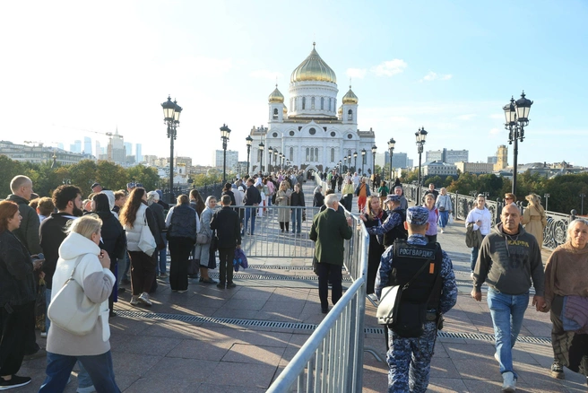 Показываем, что сейчас происходит у храма, куда привезли мощи святителя Спиридона Тримифунтского | Источник: Дмитрий Толстошеев / MSK1.RU