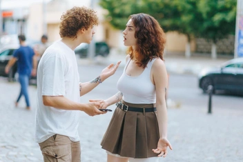 «Люблю девушку, но теряю к ней интерес, а недавно даже испытал сексуальное влечение к ее сестре»