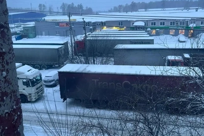 Фуры парализовали улицу в Верхней Пышме