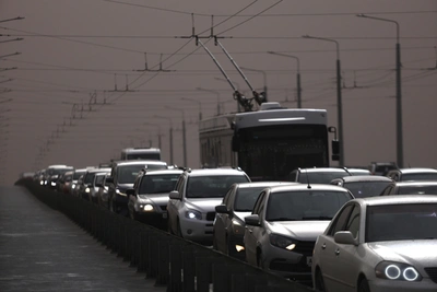 Аварии на мосту вызвали огромную пробку в Омске