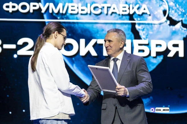 Губернатор вручил награды победителям областного чемпионата по робототехнике и программированию | Источник: пресс-служба правительства Тюменской области