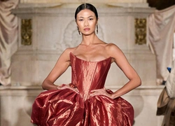 Модель с узбекскими корнями Юлия Сапарниязова на подиуме у Christian Siriano