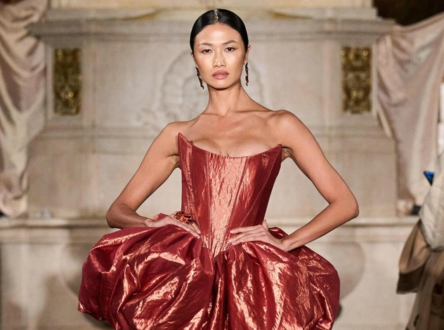 Модель с узбекскими корнями Юлия Сапарниязова на подиуме у Christian Siriano