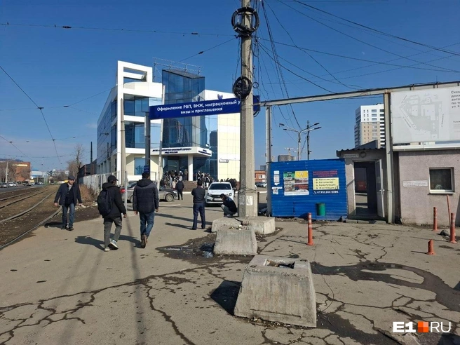 Видите здание с панорамными окнами? Печати ставят именно там | Источник: Елена Аносова / E1.RU