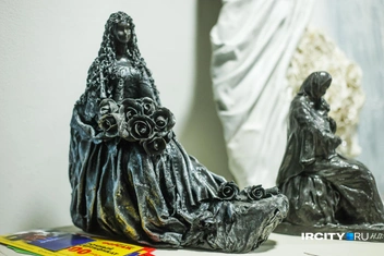 Еще Наталья лепит вот такие статуэтки | Источник: Ксения Филимонова / «ИрСити»