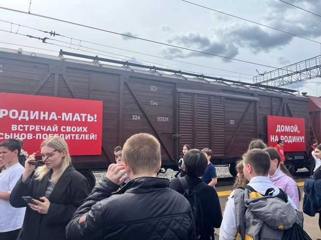Множество желающих увидеть ретропоезд | Источник: Анатолий Кузнецов / 72.RU