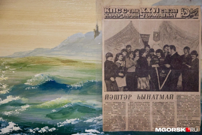 Газетный снимок&nbsp;— то малое, что напоминает о детстве. 15-летняя Фая (вторая слева) на награждении лучших доярок | Источник: Наталья Черепанова / MGORSK.RU