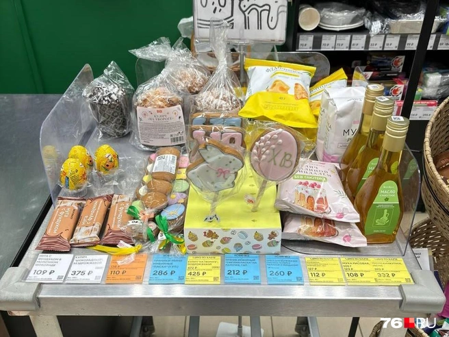 Здесь собрали целый пасхальный столик с тематическими продуктами | Источник: Ксения Ткаченко / 76.RU