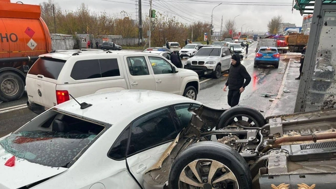 В Уфе продолжают выяснять обстоятельства аварии с грузовиком, который протаранил 11 авто | Источник: ГИБДД Башкирии