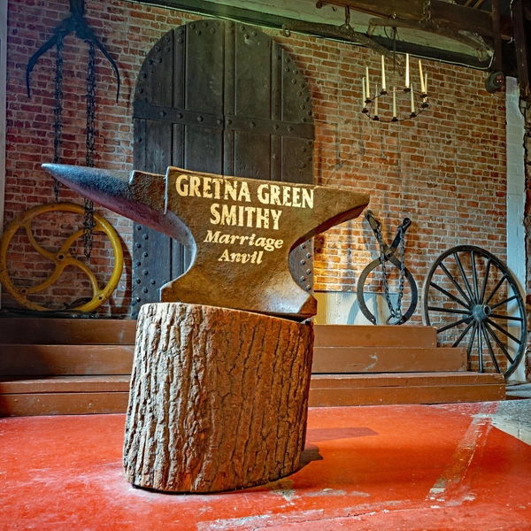 Традиция заключать браки в Гретна Грин существует по сей день — ежегодно сюда со всего света для этого приезжают тысячи влюбленных пар | Источник: PJ photography/Shutterstock/Fotodom.ru