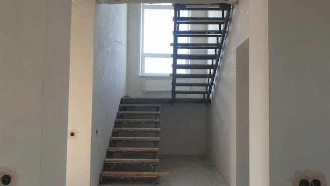 Металлическое основание лестницы можно будет обшить на свой вкус | Источник: КП «Марьино»