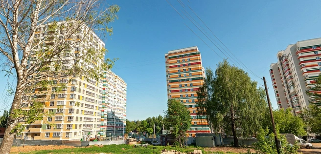 Дом, вокруг которого идёт спор, расположен слева | Источник: yandex.ru/maps