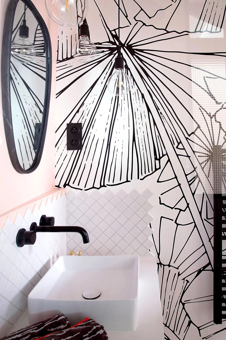 Обои Sagamore из коллекции Au fil des couleurs. Раковина, смесители и полотенцесушитель, masalledebain.com. Зеркало, La Redoute Intérieurs. Полотенца, Kenzo. | Источник: Сильвия Дюран