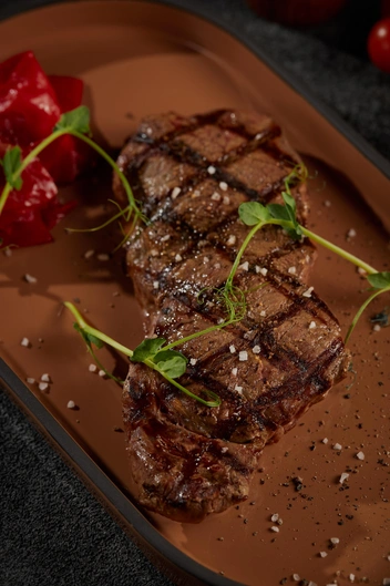 Здесь делают вкусные ребрышки, бургеры и стейки | Источник: «Корова на бочке»