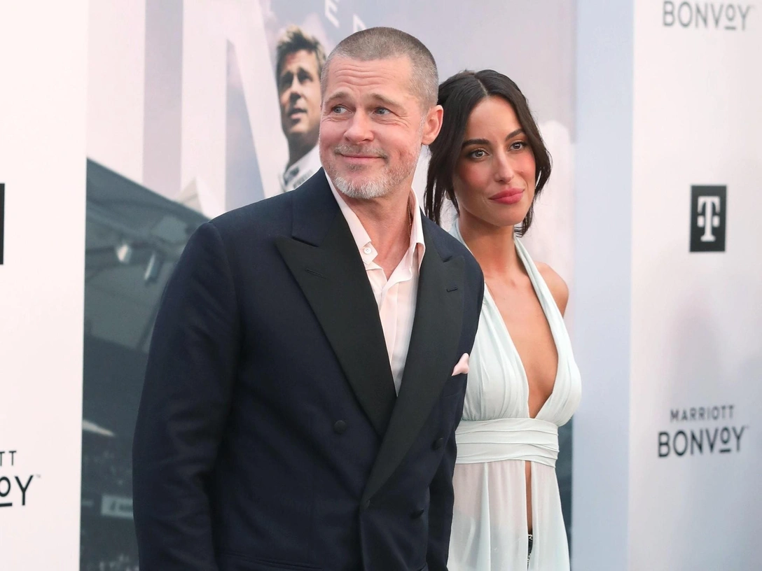 Светятся от счастья: редкий выход Брэда Питта и Инес де Рамон | marieclaire.ru