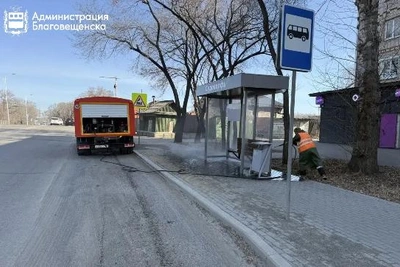 Благовещенск очищают подметально-уборочной техникой