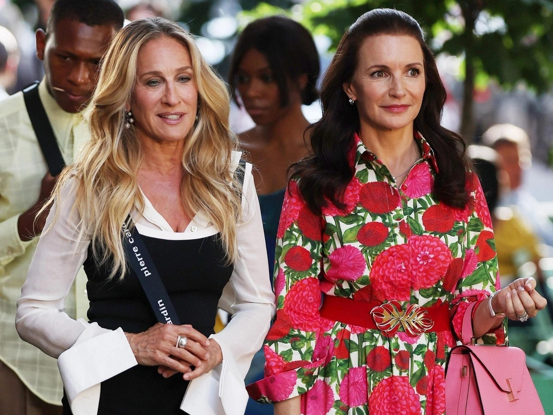 Кристин Дэвис и Сара Джессика Паркер на съемках третьего сезона сериала «И просто так», 2024 год | marieclaire.ru