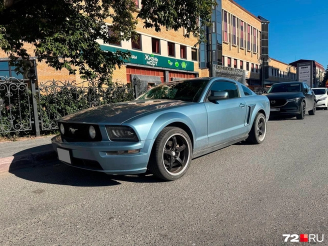 Этому поколению Mustang уже около 20 лет, но на дороге оно по-прежнему привлекает внимание | Источник: 72.RU