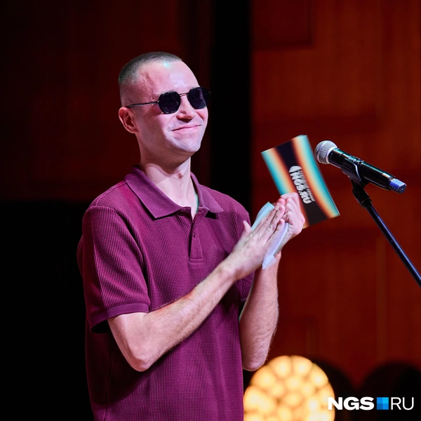 Алексей Жильков специально надел те самые очки, для «узнаваемости бренда» | Источник: Александр Ощепков / NGS.RU