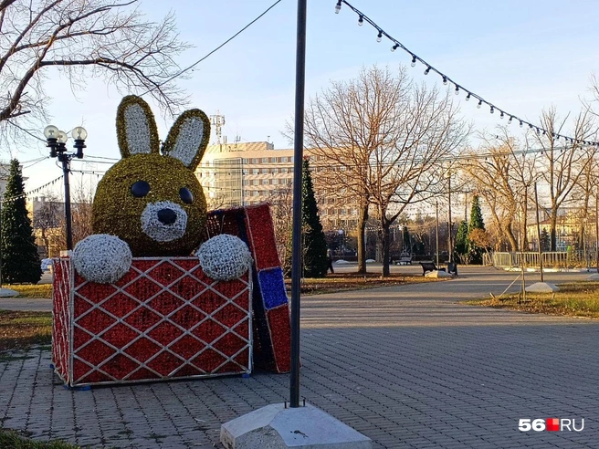 Выглядывающий из-под коробки зайчик встречает посетителей на входе в сквер у Дома Советов | Источник: Анастасия Баринова / 56.RU