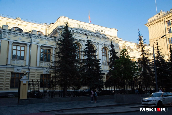 После резкого повышения в конце февраля ключевая ставка неуклонно падает | Источник: Дмитрий Толстошеев / MSK1.RU