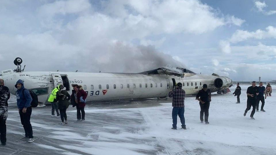 В Канаде самолет перевернулся при посадке, пассажиры в критическом состоянии — кадры