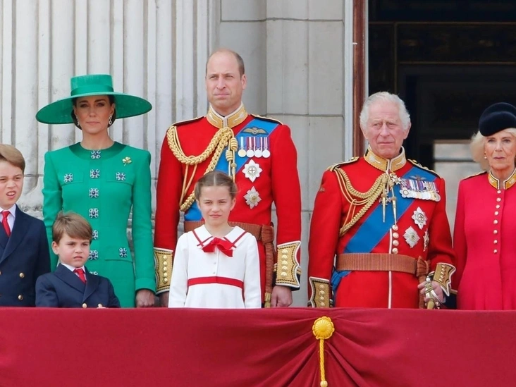 Карл III с королевской семьей на балконе Букингемского дворца, 17 июня 2023