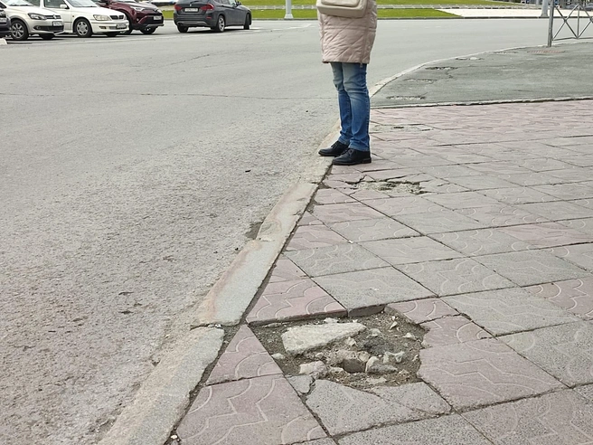 После снятия ограждений на плитке остались отверстия | Источник: Илья Калинин / NGS.RU