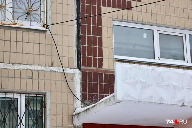 Провода ведут в один из подъездов. Жители думают, что жалобщик тоже из него | Источник: Наталья Лапцевич