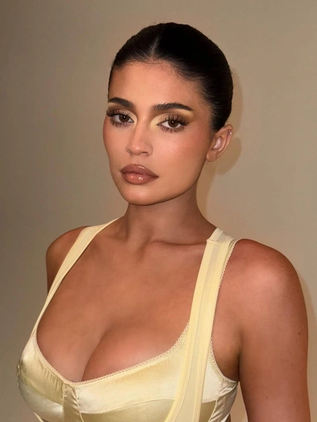 Источник: @makeupbyariel