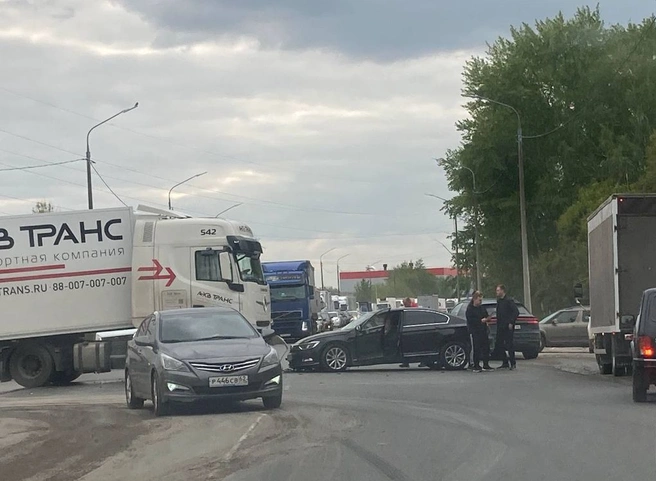 Южная окружная встала в пробку из-за ДТП | ya62.ru
