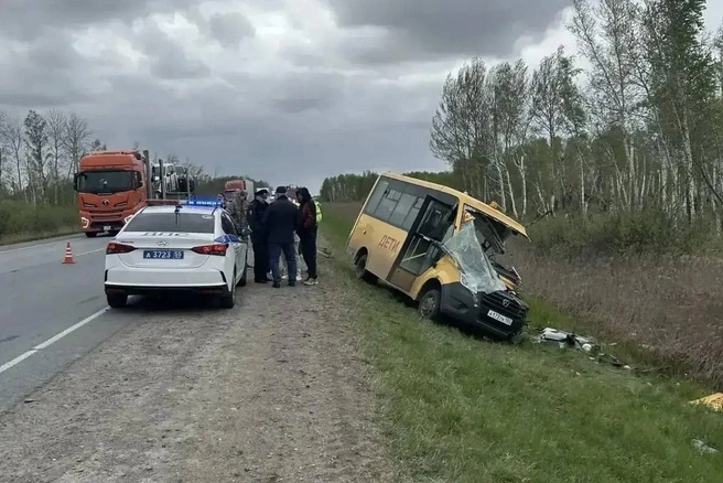 Школьный автобус столкнулся с фурой под Омском. Один ребенок погиб, семеро пострадали | Источник: УВМД России по Омской области