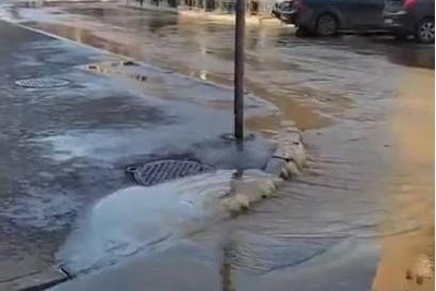 Улицу Ленина в Волгограде затопило из-за коммунальной аварии