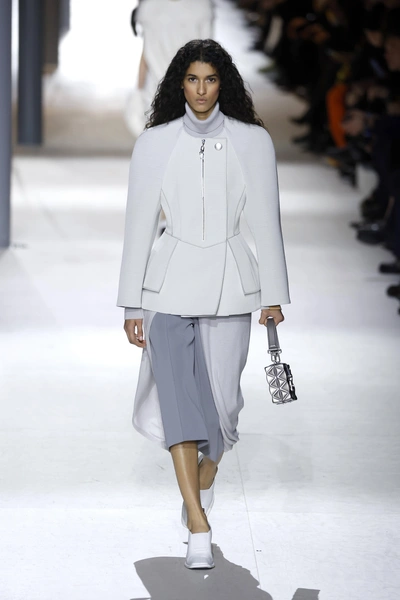 Модель из коллекции Louis Vuitton | Источник: Capital Pictures via Legion Media