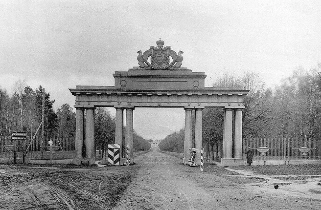 Чугунные ворота на въезде в усадьбу (утрачены в XX веке) | Источник: Wikipedia