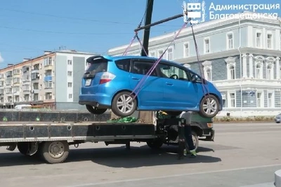 В Благовещенске эвакуировали автомобиль за парковку под знаком