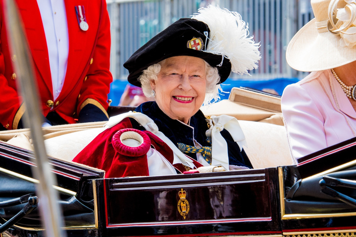 Кто заменил многочисленную родню королевы на фото в честь ее 96-летия