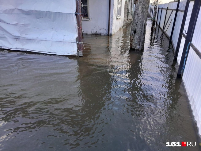 Во время наводнения вода зашла не только во дворы, но и в дома | Источник: Анастасия Варданян 