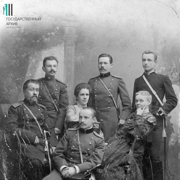 Родители, дочь и четверо сыновей в офицерской форме | Источник: Госархив Пермского края