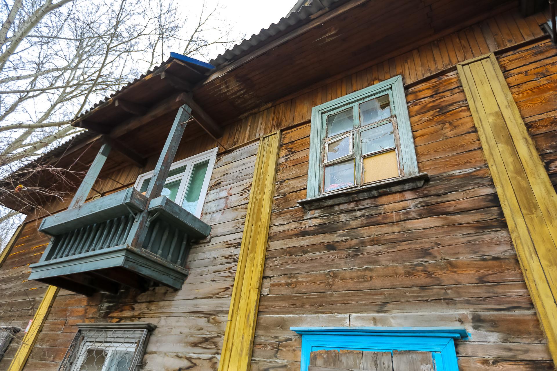 Аварийное жилье в красноярске. Ветхое жилье в Красноярске. Аварийный дом Красноярск. Расселение из аварийного жилья в Красноярске улица Семафорная. Красноярск дома под снос.