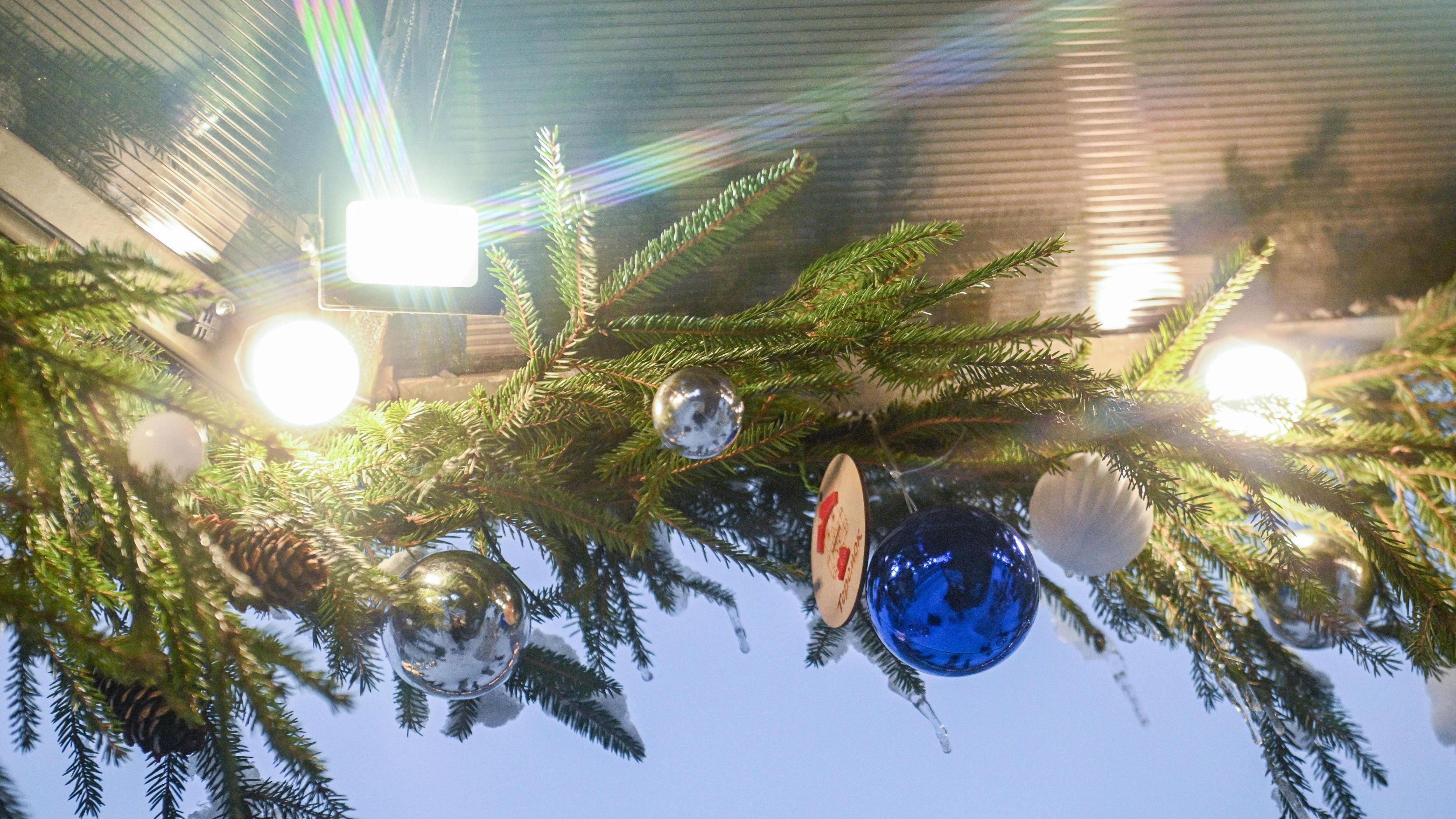 Хотел поднять новогоднее настроение, а получил штраф: за какое украшение дома грозит наказание 