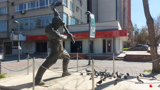 Скульптура недалеко от самой известной улицы Анкары | Источник: Анна Голубницкая / MSK1.RU