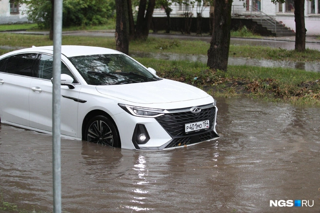 Небольшой моросящий дождь, начавшийся днем 2 августа в Новосибирске, быстро перерос в ливень. На дорогах возникли лужи — вода в них доходила до бамперов машин. | Источник: Андрей Бортко / NGS.RU