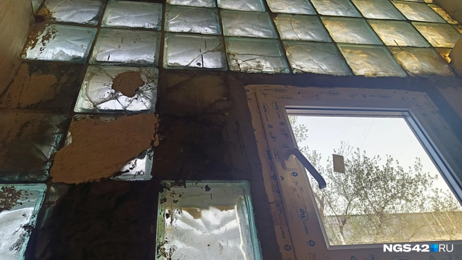 На одном из этажей неожиданно попадается новенькое пластиковое окошко. Оригинальность ноу-хау в том, что вмонтировано оно прямиком в старое. | Источник: Елена Денисова / NGS42.RU