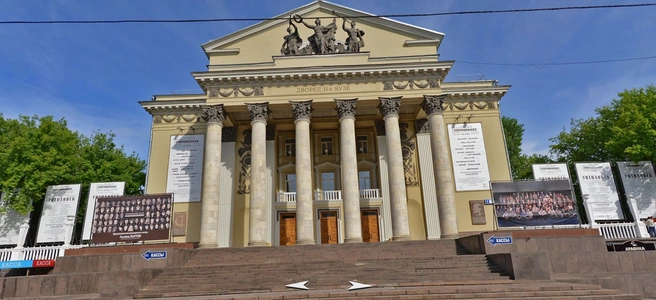 На кадрах 2015 года можно увидеть, что фасад и площадь увешаны афишами «Современника» | Источник: Яндекс.Карты