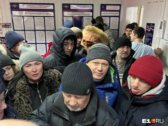Днем 20 января посетители толпились в здании, не зная, что время работы отделения продлили | Источник: читательница E1.RU