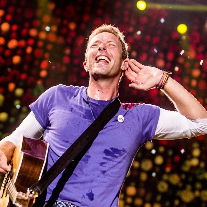 Женатый миллиардер Энди Байрон пришел на концерт Coldplay с любовницей: их объятия крупным планом показал оператор