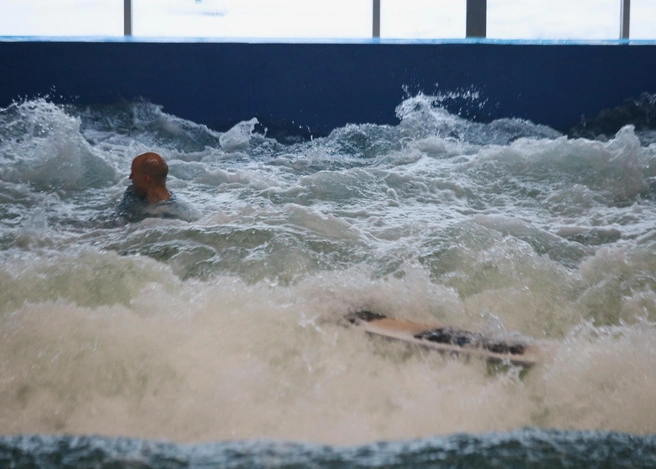 На открытие «Серф-волны» съедутся российские спортсмены, чтобы продемонстрировать различные трюки | Источник: Андрей Бортко / NGS.RU